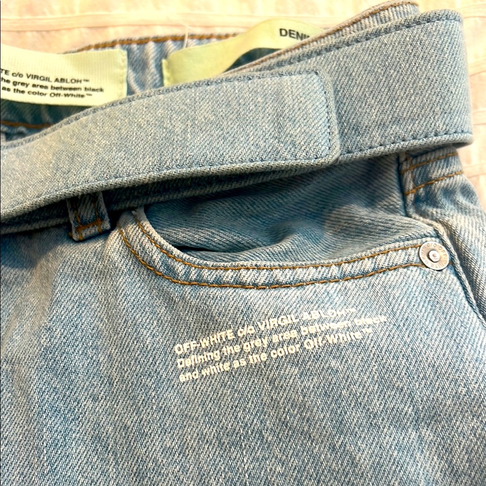 OFF-WHITE Thight Crop Denim with Belt in light blue wash - Picture 5 of 9